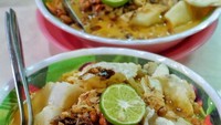 Lauk lontong kari dilengkapi taburan kacang tanah goreng, bawang goreng, jeruk limau dan sambal. Foto : Instagram @riderkuliner