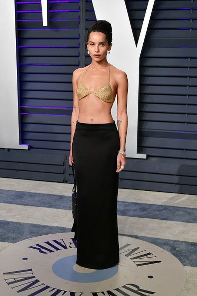 Satu lagi selebriti yang menyaingi Kendall Jenner. Adalah Zoe Kravitz yang seperti hanya pakai bra dan rok panjang. Namun bra tersebut bukan bra sembarang karena terbuat dari emas 18 karat dari Tiffany & Co. Sedangkan rok panjangnya keluaran Saint Laurent. Foto: Getty Images