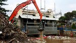 Penampakan Sampah di Pintu Air Manggarai Dibersihkan