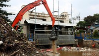 Para petugas tak hanya membersihkan sampah secara manual tetapi juga menggunakan alat berat.