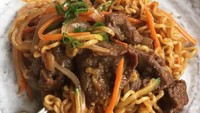 Sedikit sisa semur daging dan sayuran bisa nambah enak mie goreng instan. Foto : Instagram @ffantomfoodie