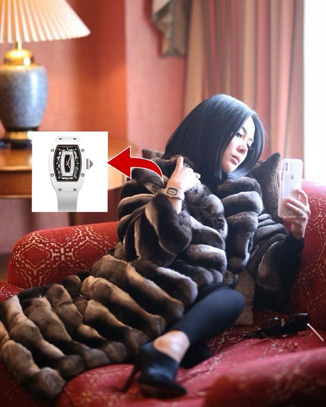 Syahrini pernah mengunggah gaya mewahnya di Jepang beberapa hari sebelum pernikahannya dengan Reino Barack digelar di Jepang, 27 Februari 2019. Saat itu, pelantun Sesuatu tersebut berpose di Hotel Westin, Tokyo, dalam balutan coat bulu mewah dari brand  By Lauyaju. Item bernama Coraliz Coat Long tersebut dijual dengan harga Rp 12,7 jutaan. Gayanya semakin cetar dengan jam tangan  Richard Mille seri Ceramic White Jasper seharga Rp 1,1 miliar. Foto: Instagram/@princessyahrini