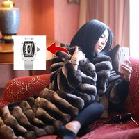 Syahrini pernah mengunggah gaya mewahnya di Jepang beberapa hari sebelum pernikahannya dengan Reino Barack digelar di Jepang, 27 Februari 2019. Saat itu, pelantun Sesuatu tersebut berpose di Hotel Westin, Tokyo, dalam balutan coat bulu mewah dari brand  By Lauyaju. Item bernama Coraliz Coat Long tersebut dijual dengan harga Rp 12,7 jutaan. Gayanya semakin cetar dengan jam tangan  Richard Mille seri Ceramic White Jasper seharga Rp 1,1 miliar. Foto: Instagram/@princessyahrini