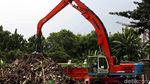 Penampakan Sampah di Pintu Air Manggarai Dibersihkan
