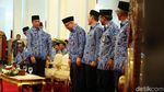 Momen Jokowi dan Pegawai Negeri Kompak Berseragam Korpri