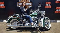 Sharran Vebrianly (22) berpose dengan di atas Harley-Davidson di diler Anak Elang Harley-Davidson of Jakarta. Ridwan Arifin/detikcom.