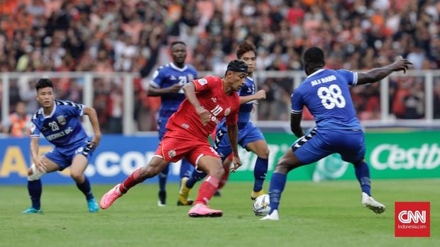 Persija kesulitan menembus lini pertahanan Binh Duong di babak pertama.