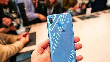 Tampilan di bagian belakang Galaxy A30. Hadir dalam balutan warna biru, hitam dan putih. Foto: GSM Arena