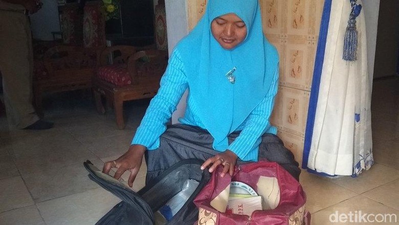 Intip Isi Tas Warga Lereng Merapi yang Bisa Langsung Dibawa Saat Darurat Intip Isi Tas Warga Lereng Merapi yang Bisa Langsung Dibawa Saat Darurat