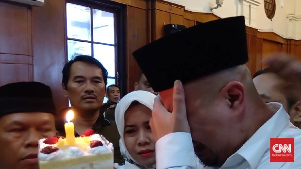 Ahmad Dhani Menangis di Sela Persidangan