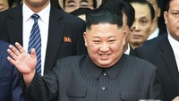 Kim Jong Un nampak tersenyum usai tiba di Stasiun kereta Dong Dang, Vietnam, Selasa (26/2/2019). Minoru Iwasaki/Kyodo via AP Photo.