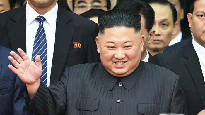 Pemimpin Korea Utara, Kim Jong Un telah tiba di Vietnam jelang pertemuan dengan Preside AS Donald Trump. Ia pun nampak tersenyum saat tiba di Stasiun Dong Dang.