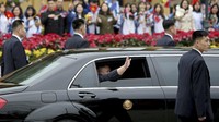 Selain Mercedes S600 Pullman Guard, Kim Jong Un juga diketahui memiliki limo mewah Rolls-Royce juga Mercedes-Maybach. Minh Hoang/AP Photo.