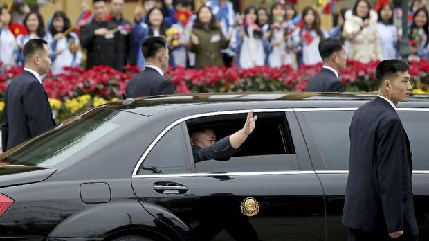Kim Jong Un telah tiba di Vietnam untuk bertemu Presiden AS Donald Trump. Pemimpin Korea Utara itu pun disambut dengan mobil mewah seharga miliaran rupiah.