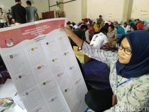 Ratusan Warga Ciamis Sortir-Lipat 4,8 Juta Surat Suara Pemilu