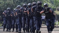 Selain menyajikan beragam atraksi seni dan pertunjukan, HUT PLP ke-31 semakin meriah dengan adanya simulasi penyelamatan kebakaran kapal dari perompak.