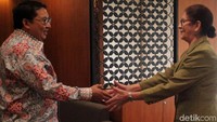 Fadli Zon nampak tersenyum dan menyalami Nirsia Castro Guevara saat tiba di Nusantara II, Komplek Parlemen Senayan, Jakarta.