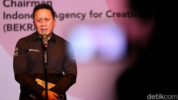 Kepala Bekraf Triawan Munaf memberikan keterangan pers program Archipelageek di Plaza Senayan, Jakarta, (26/2/2019).