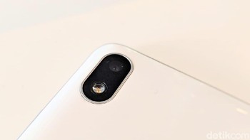 Fitur lain yang dimiliki Bluetooth 4.2 dan WiFi. Tidak ketinggalan ada slot dual SIM dan masih memakai port micro USB.  (Foto: detikINET/Adi Fida Rahman)
