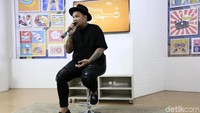 Banyak hits yang telah melambungkan namanya sebagai solois, seperti Surat Cinta untuk Starla.