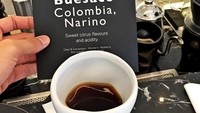 Lagi-lagi menyesap secangkir kopi. Wijin mencicip seduhan kopi dari biji kopi Buesaco, Kolombia. Foto: Instagram jaysforeal