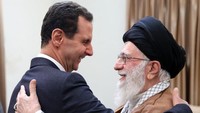 Keduanya berpelukan hangat saat bertemu di Teheran pada Senin (25/2) waktu setempat. Foto: Office of the Iranian Supreme Leader via AP