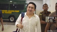 Augie Fantinus saat tiba di PN Jakarta Pusat pada Senin (25/2). Pool/Noel/detikFoto.