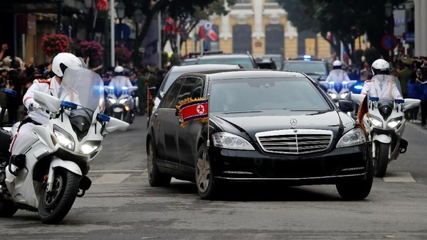 Mobil Antipeluru Setia Temani Kim Jong Un saat Bertemu Trump
