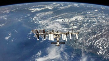 Foto ISS di atas Bumi yang dijepret oleh kru Soyuz. Foto: Instagram