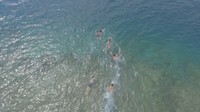 Warga lokal mengajak balapan berenang menyeberangi pulau dari Gili Kedus ke Gili Sudak (My Trip My Adventure)