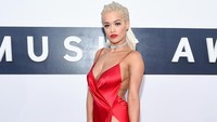 Ia tampil dengan dress merah yang memiliki belahan tinggi. Larry Busacca/Getty Images for MTV