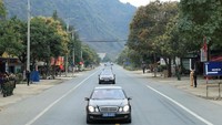 Dengan segala kelebihan dan kustomisasi yang telah dilakukan pada mobil itu tak heran kalau harganya pun mencapai belasan miliar. Nhan Sang/VNA via Reuters.