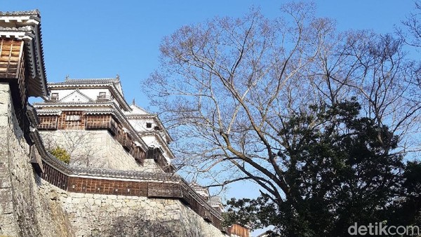Sang arsitektur, Kato Yoshiaki, memotong 2 gunung dan membangun kastil ini di atasnya. Hal ini juga jadi alasan dalam pengamanan serangan dari musuh. (Bonauli/detikTravel) Sang arsitektur, Kato Yoshiaki, memotong 2 gunung dan membangun kastil ini di atasnya. Hal ini juga jadi alasan dalam pengamanan serangan dari musuh. (Bonauli/detikTravel)
