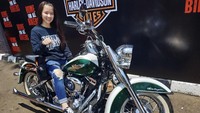 Dara cantik yang tergabung dalam Harley Davidson Owners Group ini tidak kaku menunggangi motor Harley Davidson. Ridwan Arifin/detikcom.