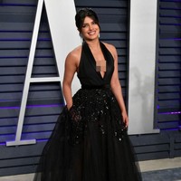 Gaun hitam rancangan desainer Elie Saab menjadi andalan Priyanka. Gaun tersebut hadir dengan belahan dada rendah yang mempertegas keseksiannya. Bintang Quantico itu lalu menyempurnakan gayanya dengan perhiasan Chopard. (Foto: Getty Images)