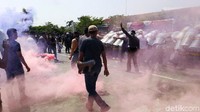 Aparat kepolisian melakukan berbagai skenario untuk menghalau massa. Mulai dari melibatkan Polwan, anggota Dalmas termasuk pasukan anti huru-hara. Ketika massa tetap bertahan, polisi terpaksa menggunakan kendaraan water canon untuk memaksa massa membubarkan diri.