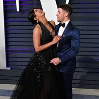 Di karpet merah, sejoli ini pun tak ragu untuk memamerkan kemesraan mereka. Seperti inilah penampilan mesra mereka saat berpose di hadapan fotografer. (Foto: Getty Images)