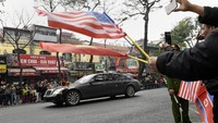 Entah dari mana Kim mendapatkan sederet mobil mewah itu. Perlu diketahui, Korea Utara mendapatkan sanksi international sehingga barang mewah tak bisa masuk ke sana. Susan Walsh/AP Photo.