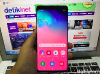 Cara Sembunyikan Lubang Kamera dari Layar Galaxy S10