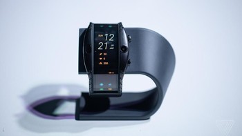 Nubia Alpha terdiri dari dua model. Salah satunya punya harga lebih murah yang menawarkan koneksi Bluetooth untuk menghubungkannya ke smartphone. Foto: The Verge