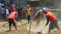 Sebagian besar Kolok di Bengkala bertani yang hasilnya cukup untuk keluarga dan ada pula yang berprofesi sebagai penjaga keamanan dan penggali kubur (Mark Eveleigh/BBC Travel)