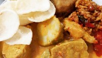 Dibuat versi vegetarian juga enak. Lontong kuah kari dengan paduan tempe dan kerupuk. Foto : Instagram @lily_tastes