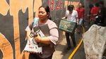 Aksi Heroik Petugas Damkar Jinakkan Api di Krukut Jakbar