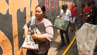 Sebagian warga memilih untuk menyelamatkan barang-barang keluar rumah. 