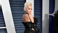 Rita terlihat seksi dengan gaun hitam semi transparan. Dia Dipasupil/Getty Images