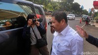 Mengenakan kemeja putih dan celana hitam, Amril langsung berjalan menuju mobil yang menunggunya di luar KPK.