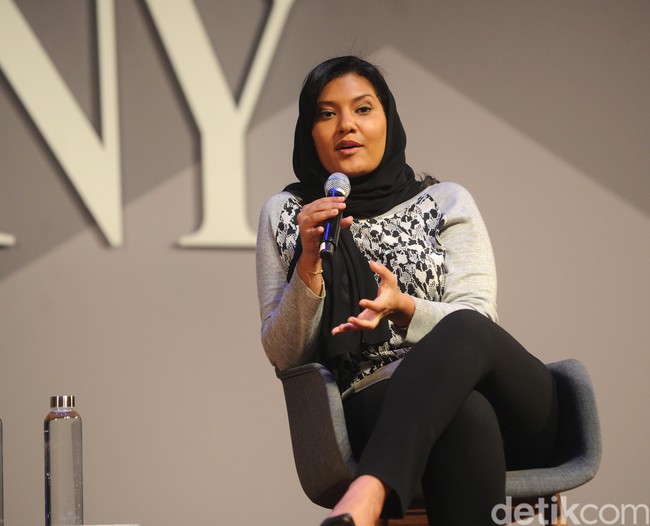 Saat menjadi pembicara tahun 2016, ia tampil kasual mengenakan kaos dan celana dengan nuansa warna monokrom.  Foto: Getty Images