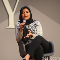 Saat menjadi pembicara tahun 2016, ia tampil kasual mengenakan kaos dan celana dengan nuansa warna monokrom.  Foto: Getty Images