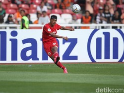 Pertandingan makin sengit jelang pengujung laga, namun kedua tim gagal melesakkan gol hingga peluit akhir dibunyikan.