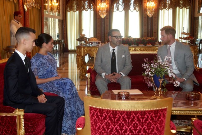 Pangeran Harry dan Meghan Markle melakukan kunjungan kenegaraan terakhirnya ke Maroko, sebelum melahirkan anak pertamanya. Salah satu jadwal mereka adalah bertemu pemimpin Maroko, Raja Mohammed VI di kediamannya di Rabat, Senin (25/2/2019). Foto: Getty Images